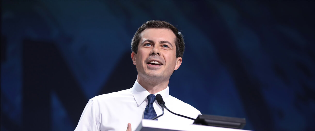 Präsidentschaftskandidat Peter "Pete" Buttigieg hält eine Rede auf dem demokratischen Parteitag in Kalifornien.