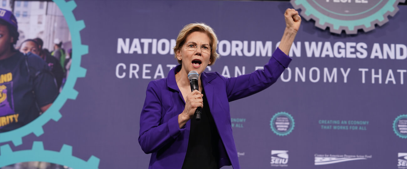 Präsidentschaftskandidatin Elizabeth Warren jubelt zu Applaus ihrer Anhänger beim National Forum on Wages and Working People.