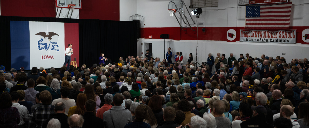 Der Präsidentschaftskandidat Pete Buttigieg hält eine Rede vor Unterstützern in Iowa.