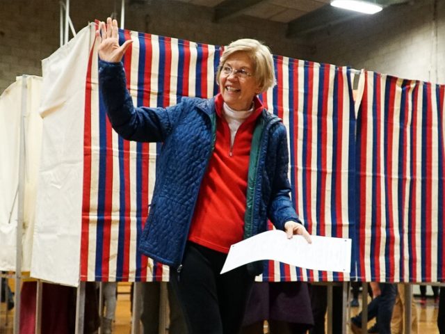 US-Senatorin Elizabeth Warren bei ihrer Stimmabgabe am Wahltag.