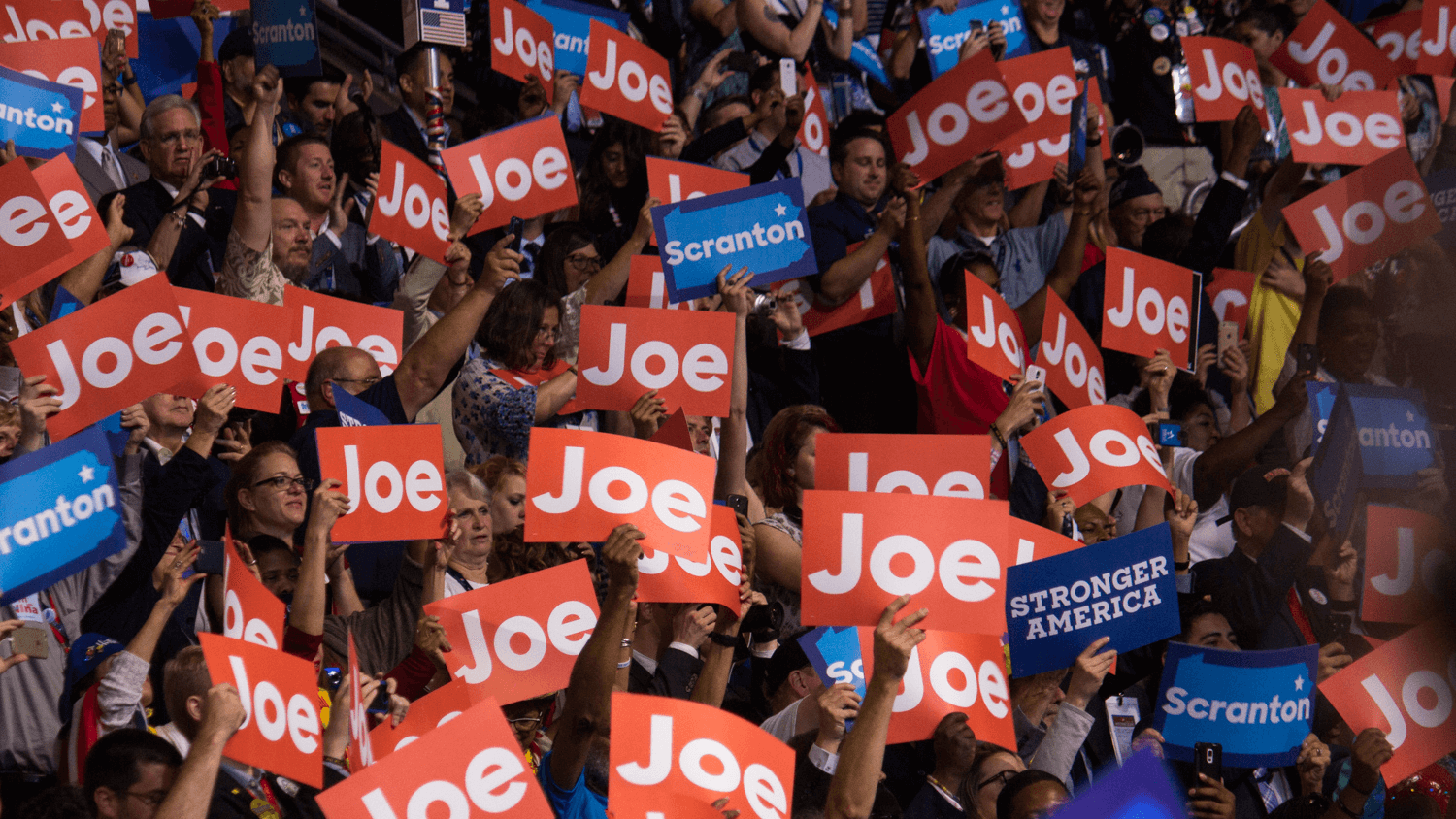 Zahlreiche Delegierte halten beim demokratischen Nominierungsparteitag 2016 Schilder für Joe Biden in die Luft.