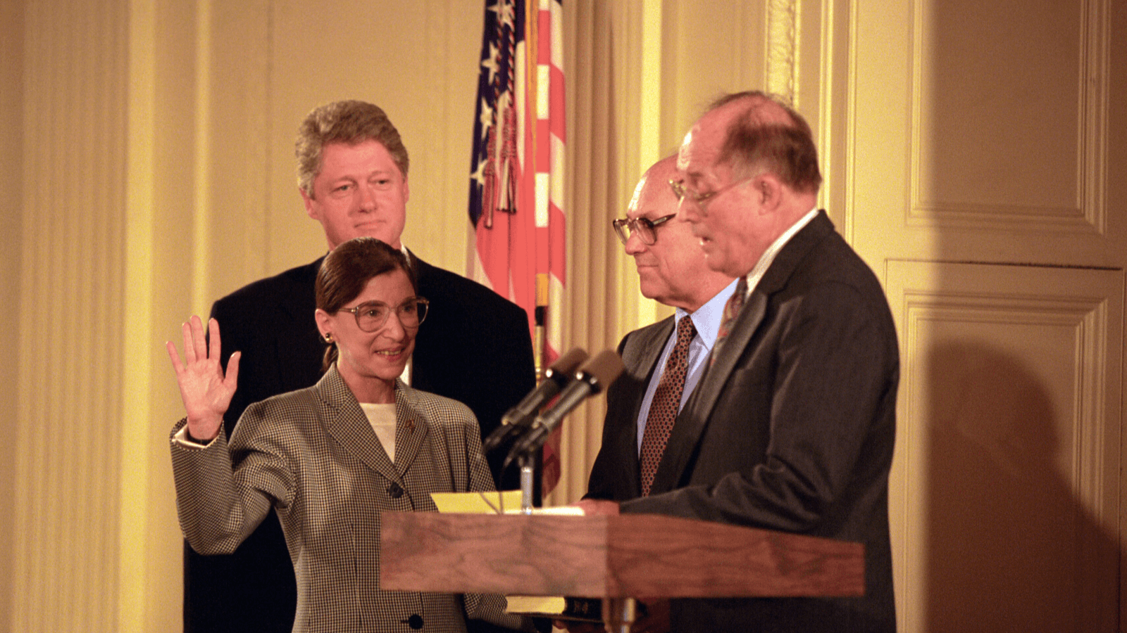Ruth Bader Ginsburg bei ihrer Vereidigung als Richterin am Supreme Court 1993.