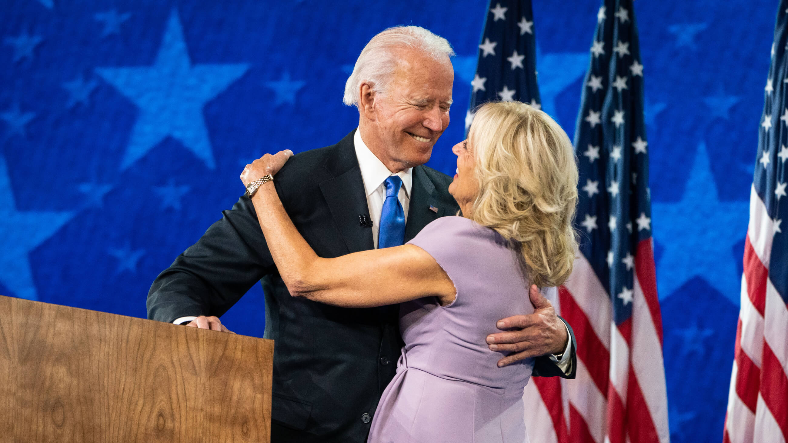 Joe Biden und seine Frau Jill feiern beim Nominierungsparteitag der Demokraten.