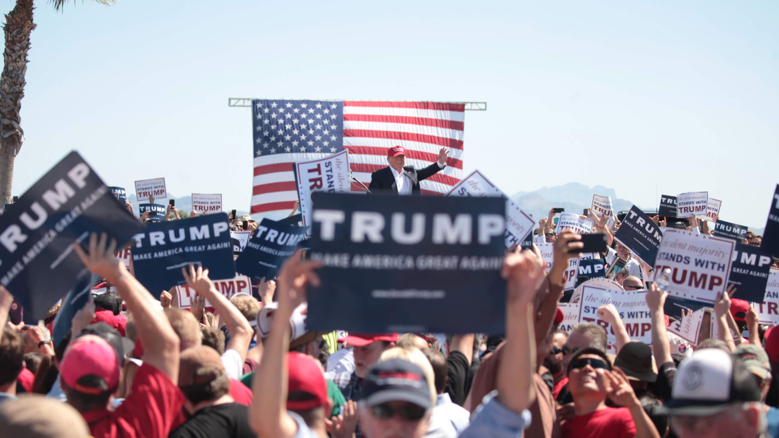 Donald Trump spricht zu Unterstützern in Arizona.