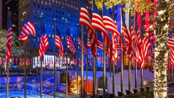 US-Flaggen vor dem Rockefeller Center am Wahltag 2016 in New York City.