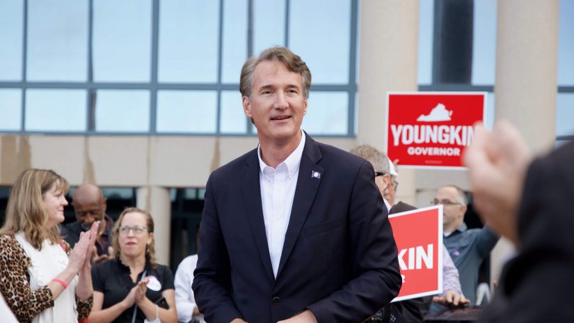 Glenn Youngkin bei einer Wahlkampfveranstaltung zur vorzeitigen Stimmabgabe in Fairfax, Virginia.