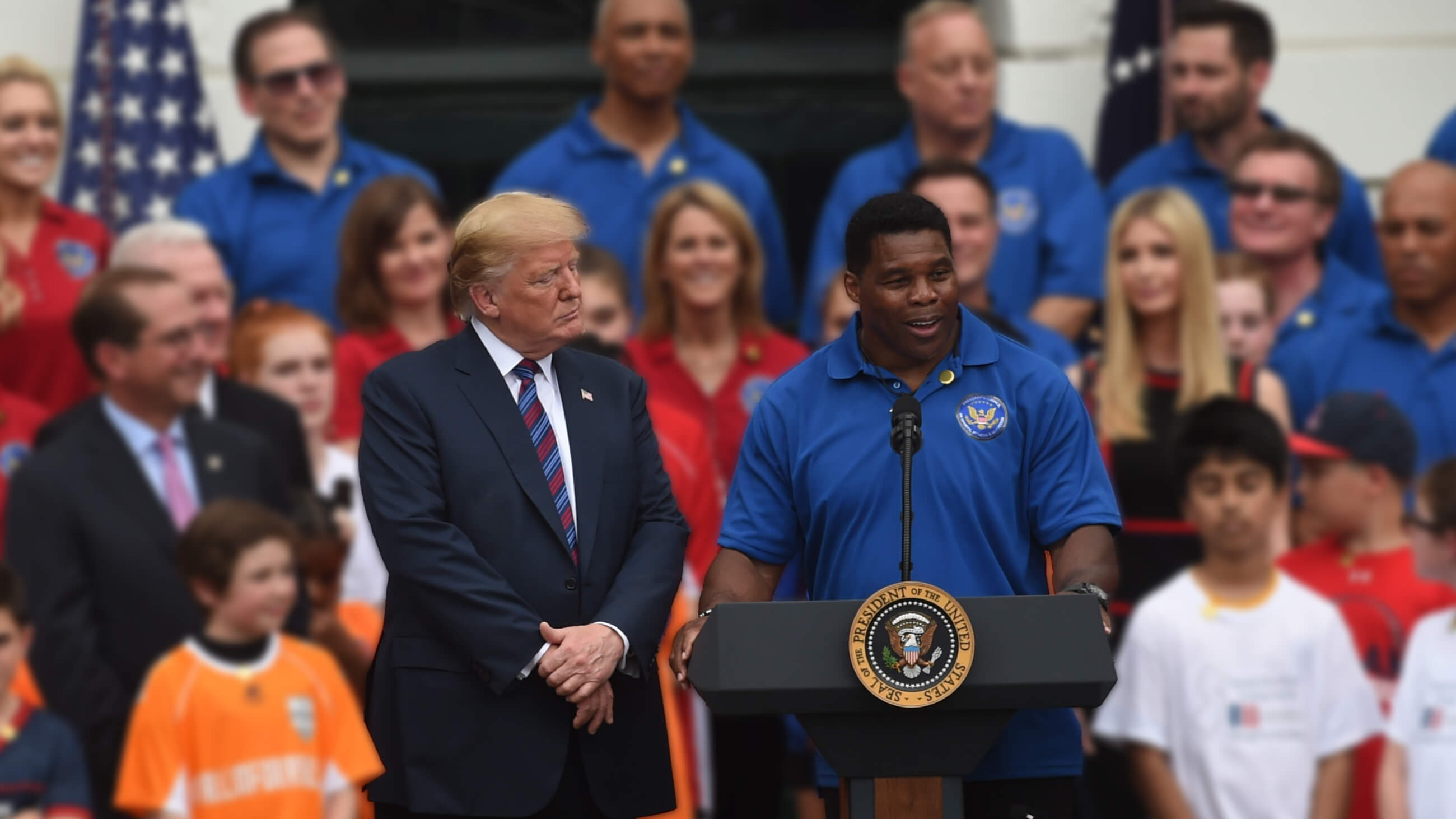 Herschel Walker und Donald Trump bei einer Veranstaltung des Weißen Hauses.