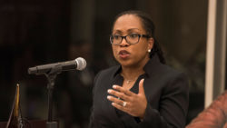 Richterin Ketanji Brown Jackson hält eine Rede an der University of Chicago Law School.