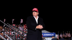 Donald Trump wird von Unterstützer:innen beim „Save America“ Event in Arizona.