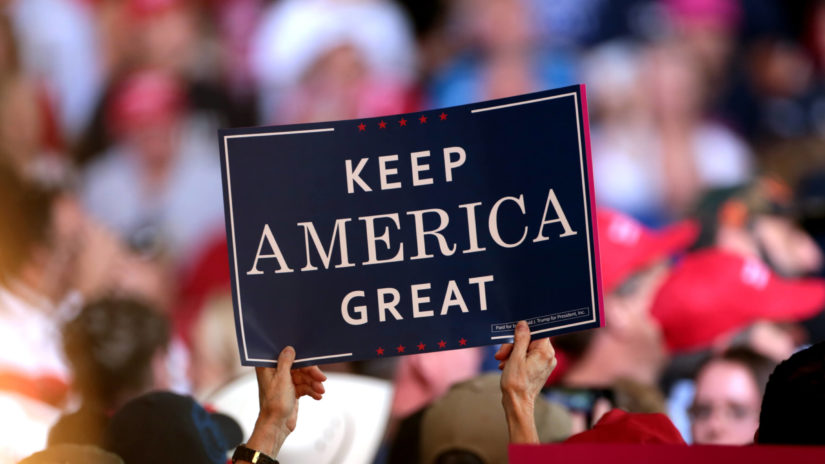 „Keep America Great”-Plakat bei einer Wahlkampfveranstaltung in Arizona.