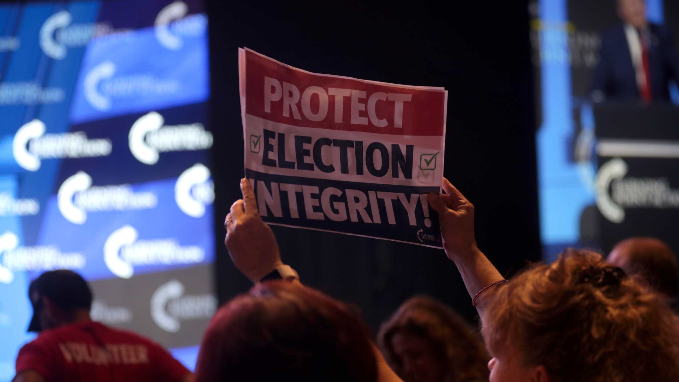 „Protect Election Integrity“-Plakat bei der „Rally to Protect Our Elections“ 2021 in Arizona.
