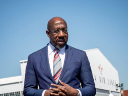 Raphael Warnock besucht eine Impfstation im März 2021.