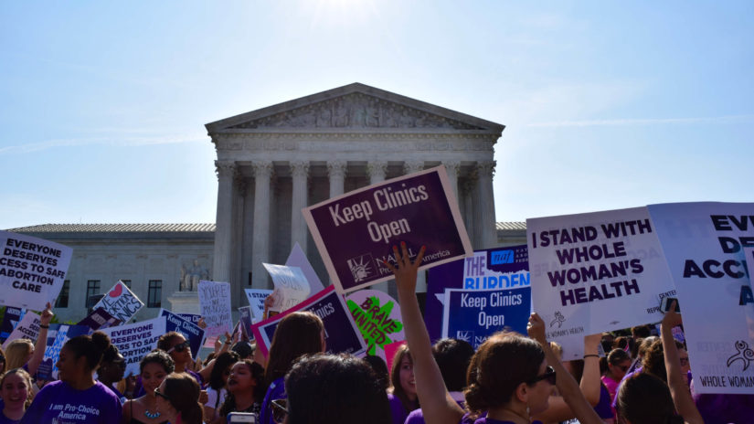 Demonstrant:innen protestieren 2016 für das Recht auf Abtreibung vor dem Gebäude des US-Supreme-Court.