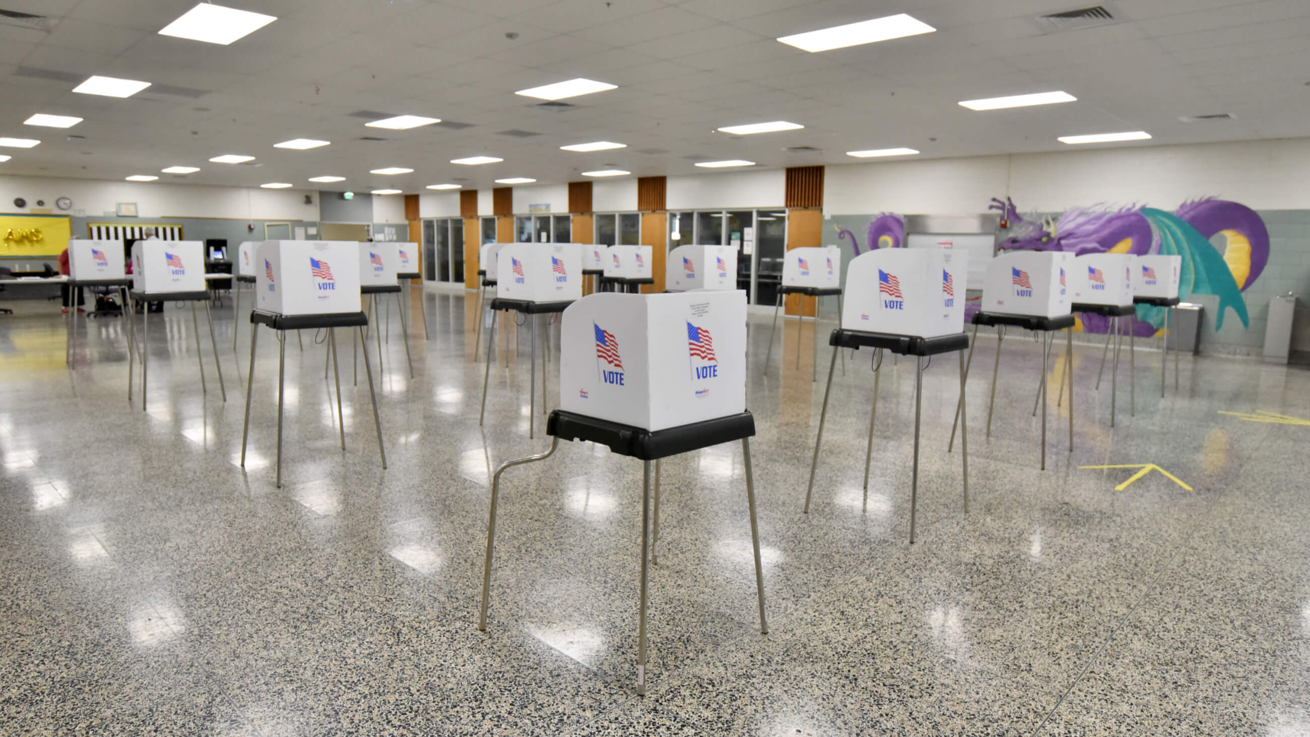 Wahlkabinen in einer Schule in Maryland.