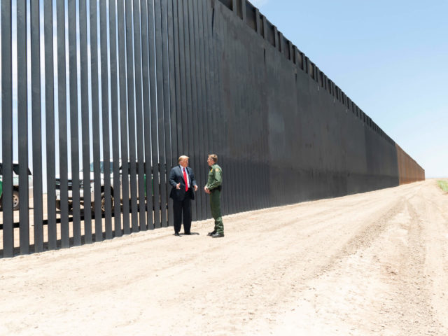 Donald Trump besucht 2020 einen Abschnitt des Grenzzauns nach Mexiko in Arizona.