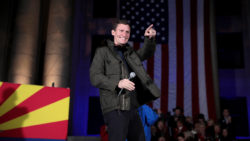 Blake Masters bei der Abschlusskundgebung des Zwischenwahlkampfs in Arizona 2022.