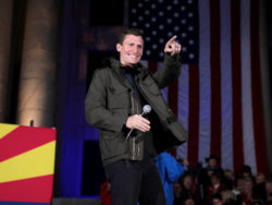 Blake Masters bei der Abschlusskundgebung des Zwischenwahlkampfs in Arizona 2022.