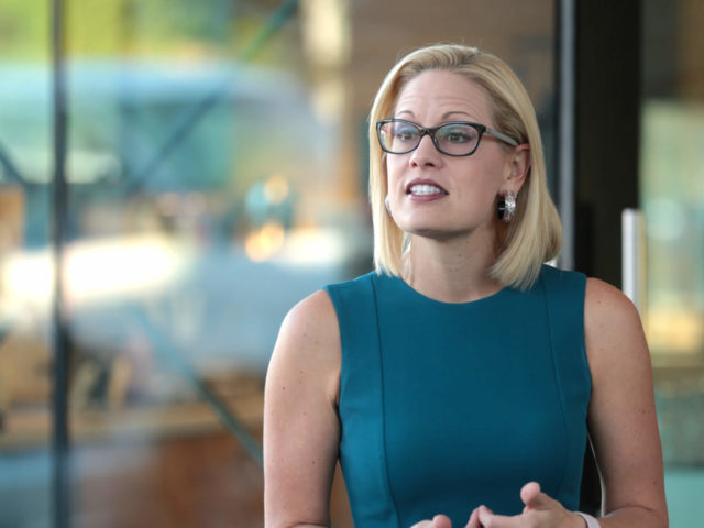 Kyrsten Sinema spricht 2018 bei einem Wahlkampfstopp in Phoenix, Arizona mit Unterstützer:innen.