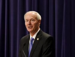Gouverneur Asa Hutchinson bei einer Zeremonie der Nationalgarde von Arkansas 2019.