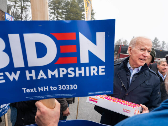 Joe Biden besucht ein Wahllokal am Tag der demokratischen Vorwahl in New Hampshire 2020.