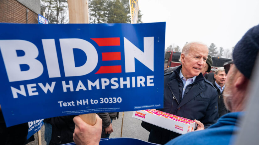 Joe Biden besucht ein Wahllokal am Tag der demokratischen Vorwahl in New Hampshire 2020.