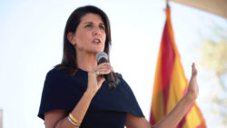 Nikki Haley spricht 2020 bei einem Wahlkampfevent in Arizona für die damalige US-Senatorin Martha McSally.