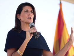 Nikki Haley spricht 2020 bei einem Wahlkampfevent in Arizona für die damalige US-Senatorin Martha McSally.