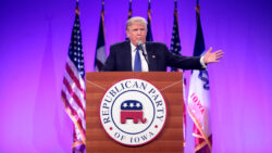 Donald Trump hält eine Rede bei einem Dinner der Republikanischen Partei 2015.