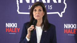 Nikki Haley spricht bei einer Wahlveranstaltung in Iowa 2024 mit Wähler:innen.