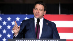 Ron DeSantis spricht bei einer Wahlveranstaltung in West Des Moines, Iowa.