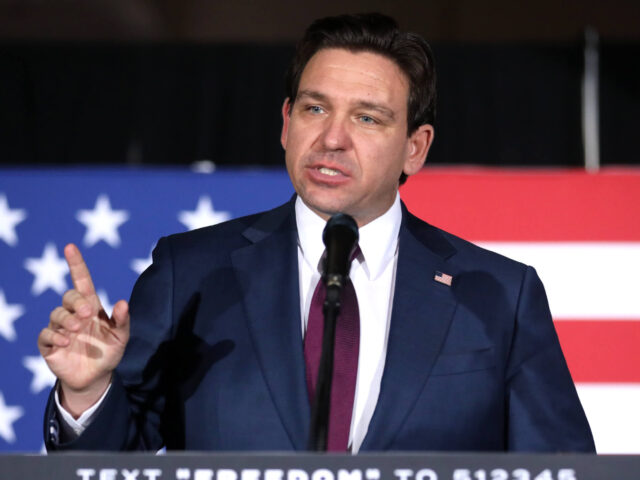 Ron DeSantis spricht bei einer Wahlveranstaltung in West Des Moines, Iowa.